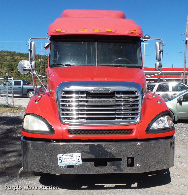 image for item DD2484 2006 Freightliner Columbia semi truck