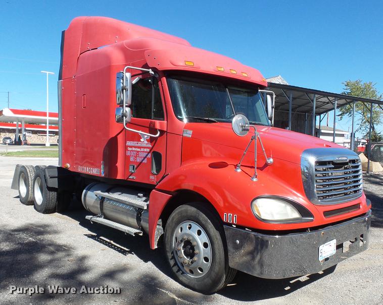 image for item DD2484 2006 Freightliner Columbia semi truck