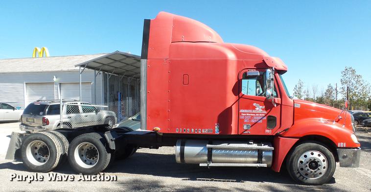 image for item DD2484 2006 Freightliner Columbia semi truck