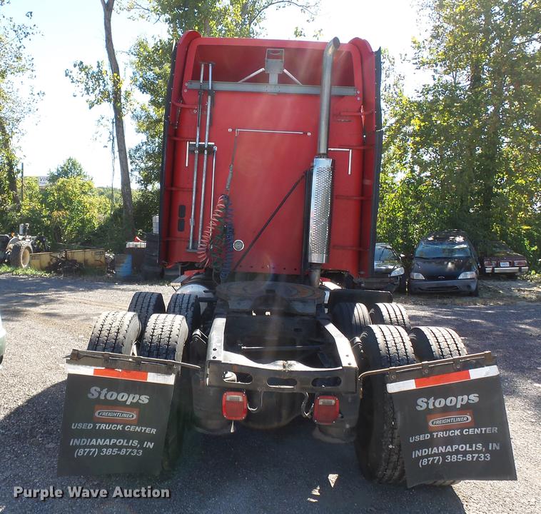 image for item DD2484 2006 Freightliner Columbia semi truck