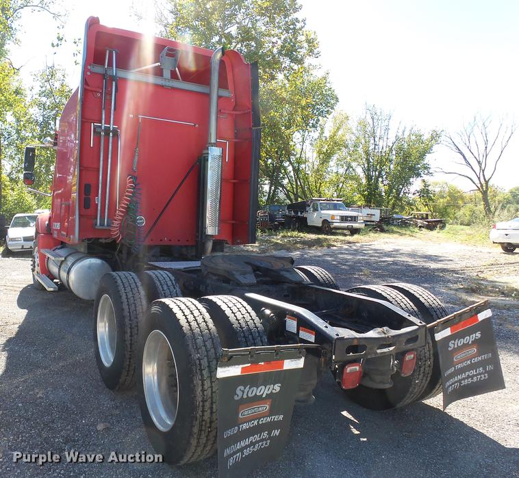 image for item DD2484 2006 Freightliner Columbia semi truck