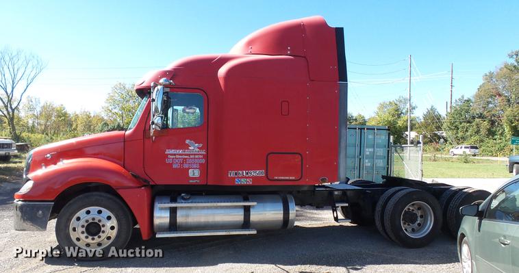 image for item DD2484 2006 Freightliner Columbia semi truck