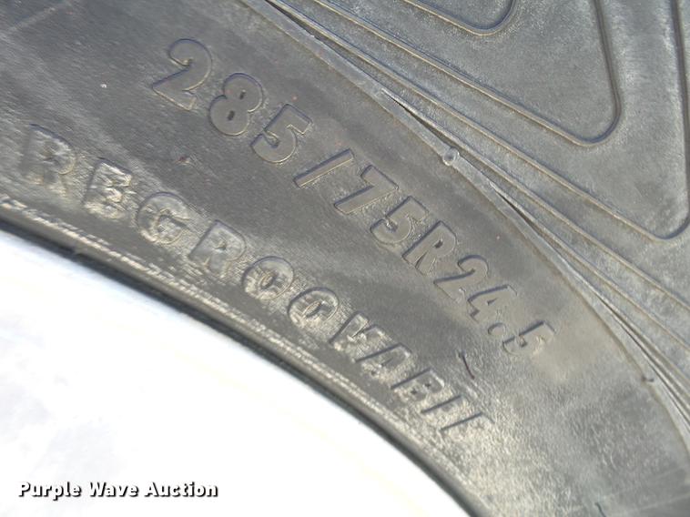 image for item DD2484 2006 Freightliner Columbia semi truck