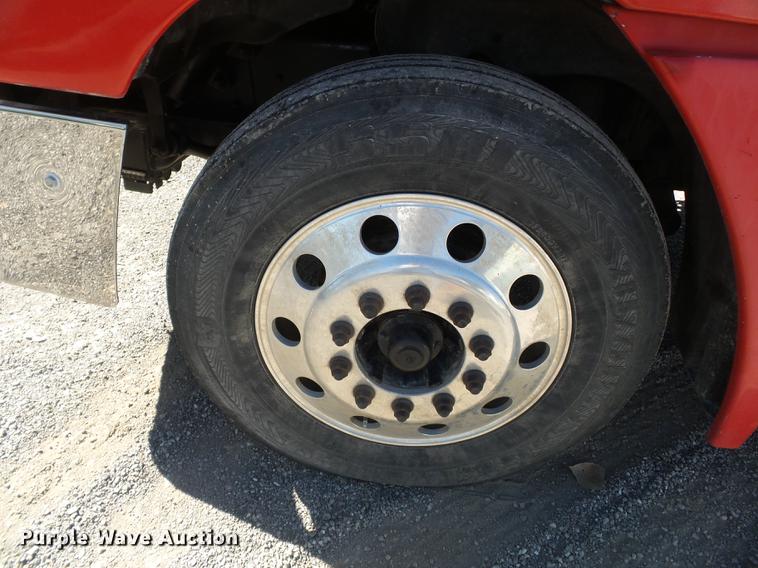 image for item DD2484 2006 Freightliner Columbia semi truck