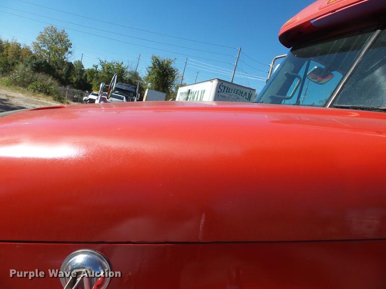 image for item DD2484 2006 Freightliner Columbia semi truck