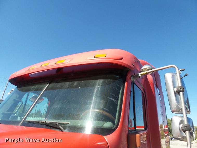 image for item DD2484 2006 Freightliner Columbia semi truck