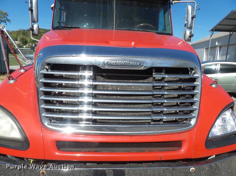 image for item DD2484 2006 Freightliner Columbia semi truck