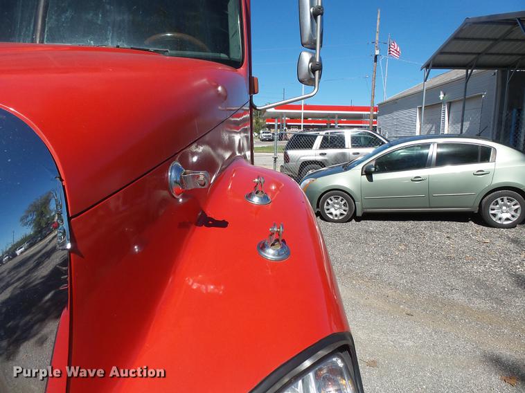 image for item DD2484 2006 Freightliner Columbia semi truck