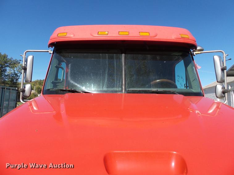 image for item DD2484 2006 Freightliner Columbia semi truck