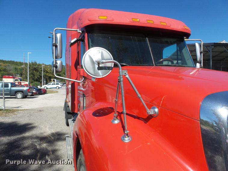 image for item DD2484 2006 Freightliner Columbia semi truck