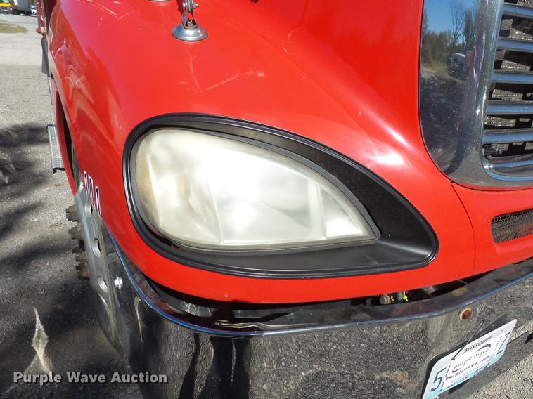 image for item DD2484 2006 Freightliner Columbia semi truck