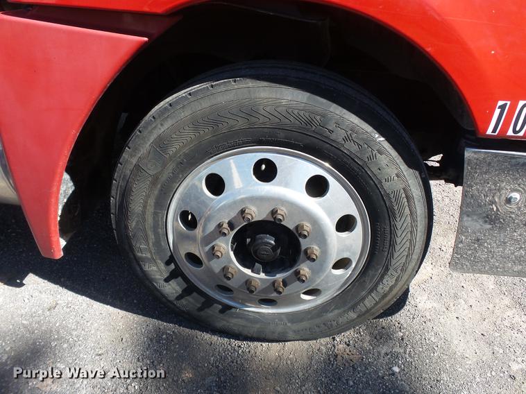 image for item DD2484 2006 Freightliner Columbia semi truck