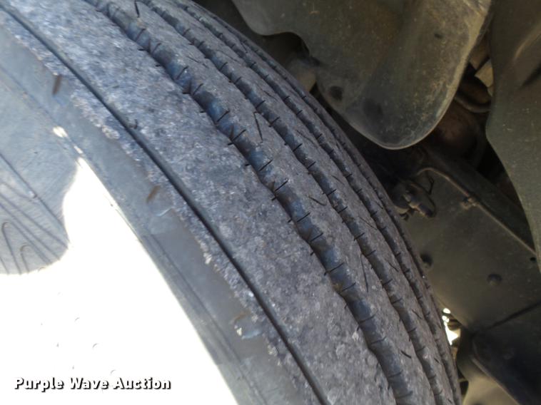 image for item DD2484 2006 Freightliner Columbia semi truck