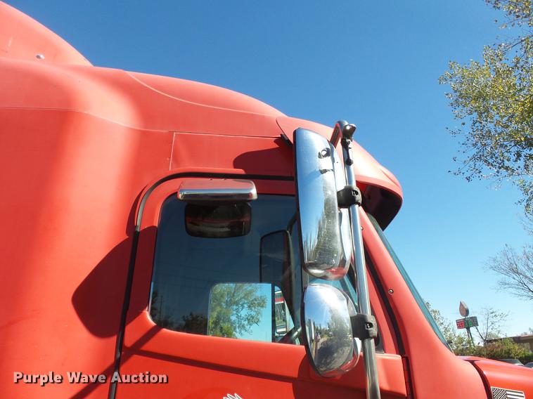 image for item DD2484 2006 Freightliner Columbia semi truck