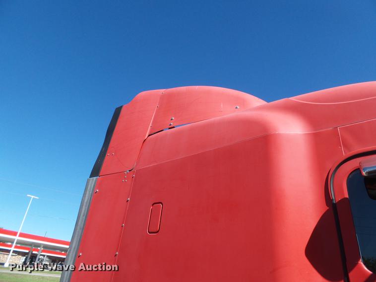 image for item DD2484 2006 Freightliner Columbia semi truck