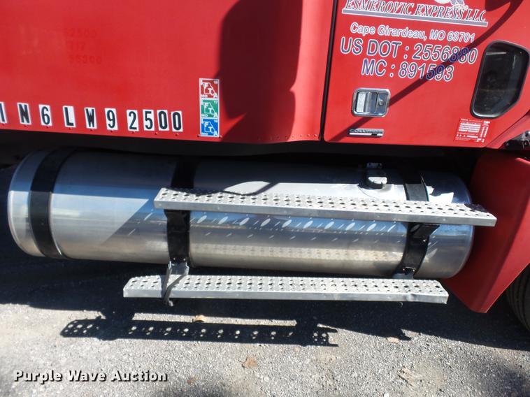 image for item DD2484 2006 Freightliner Columbia semi truck