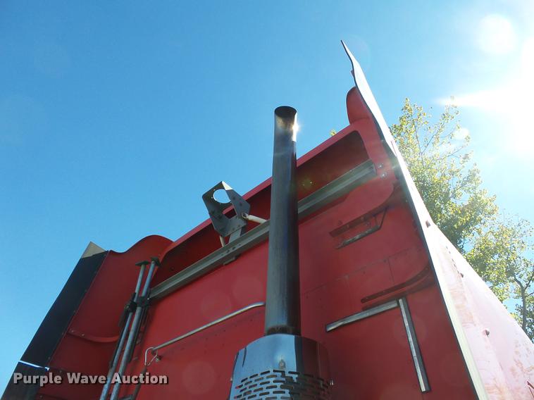 image for item DD2484 2006 Freightliner Columbia semi truck