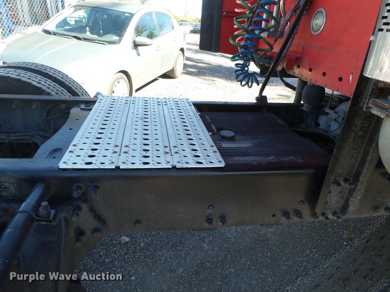 image for item DD2484 2006 Freightliner Columbia semi truck