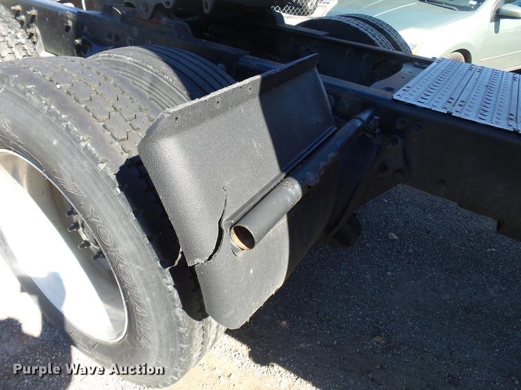 image for item DD2484 2006 Freightliner Columbia semi truck