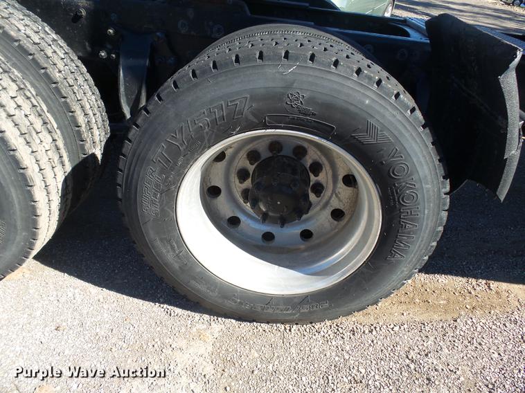 image for item DD2484 2006 Freightliner Columbia semi truck