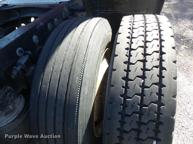 image for item DD2484 2006 Freightliner Columbia semi truck