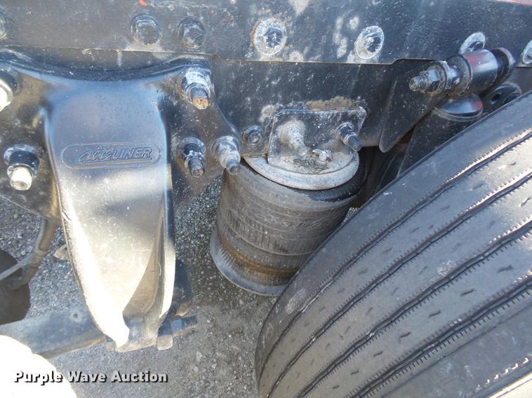 image for item DD2484 2006 Freightliner Columbia semi truck