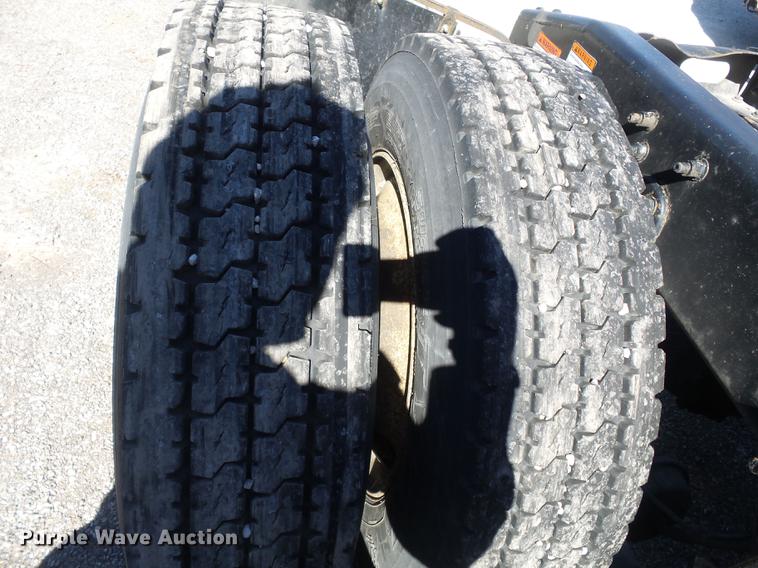 image for item DD2484 2006 Freightliner Columbia semi truck