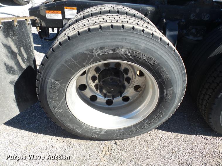 image for item DD2484 2006 Freightliner Columbia semi truck