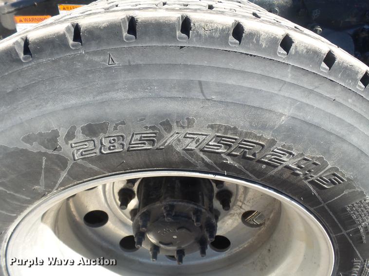 image for item DD2484 2006 Freightliner Columbia semi truck