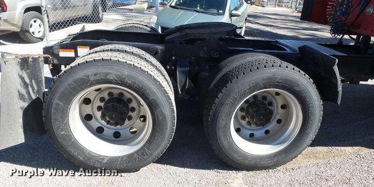 image for item DD2484 2006 Freightliner Columbia semi truck