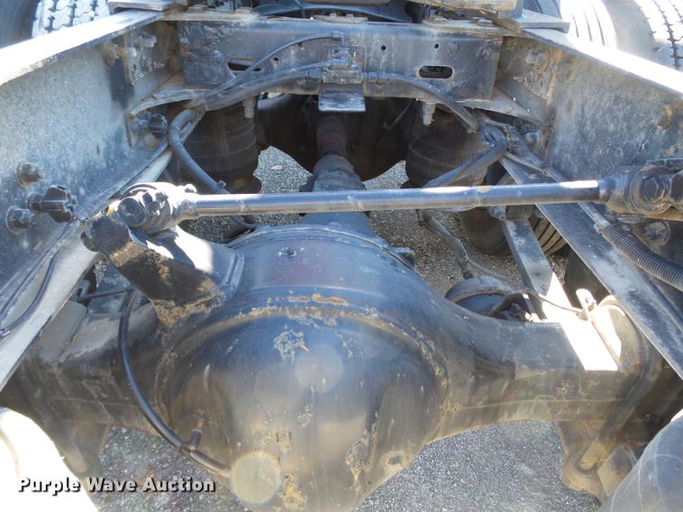 image for item DD2484 2006 Freightliner Columbia semi truck