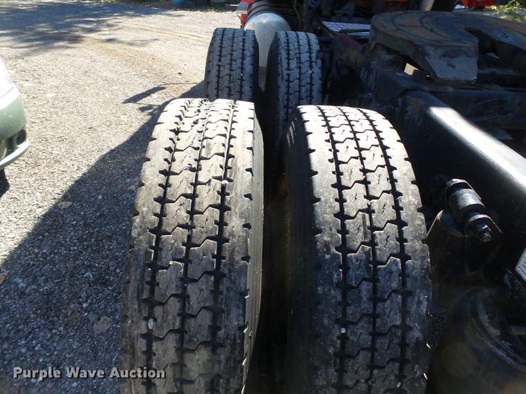 image for item DD2484 2006 Freightliner Columbia semi truck