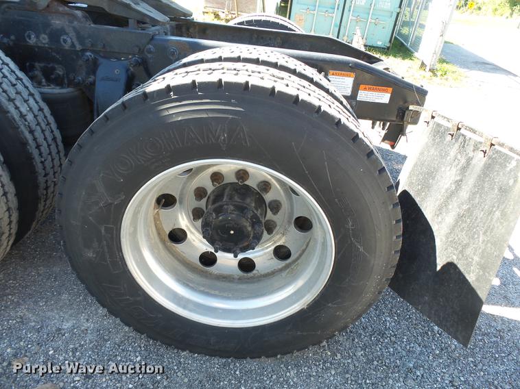 image for item DD2484 2006 Freightliner Columbia semi truck