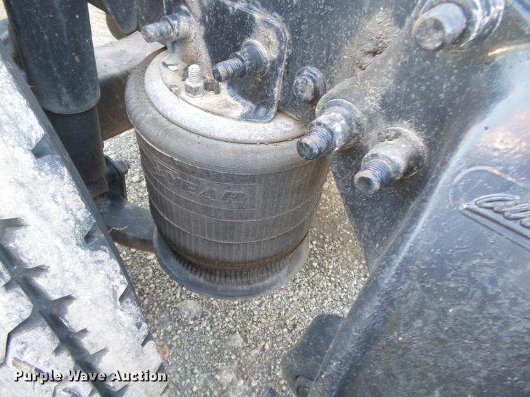 image for item DD2484 2006 Freightliner Columbia semi truck