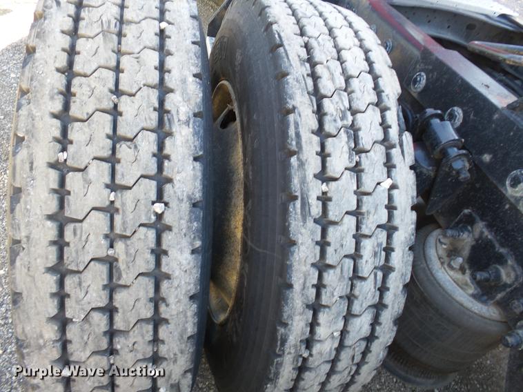 image for item DD2484 2006 Freightliner Columbia semi truck