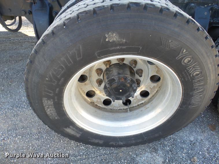 image for item DD2484 2006 Freightliner Columbia semi truck