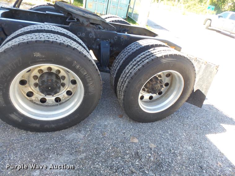 image for item DD2484 2006 Freightliner Columbia semi truck