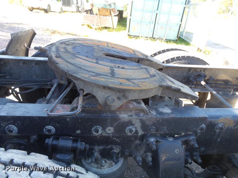 image for item DD2484 2006 Freightliner Columbia semi truck