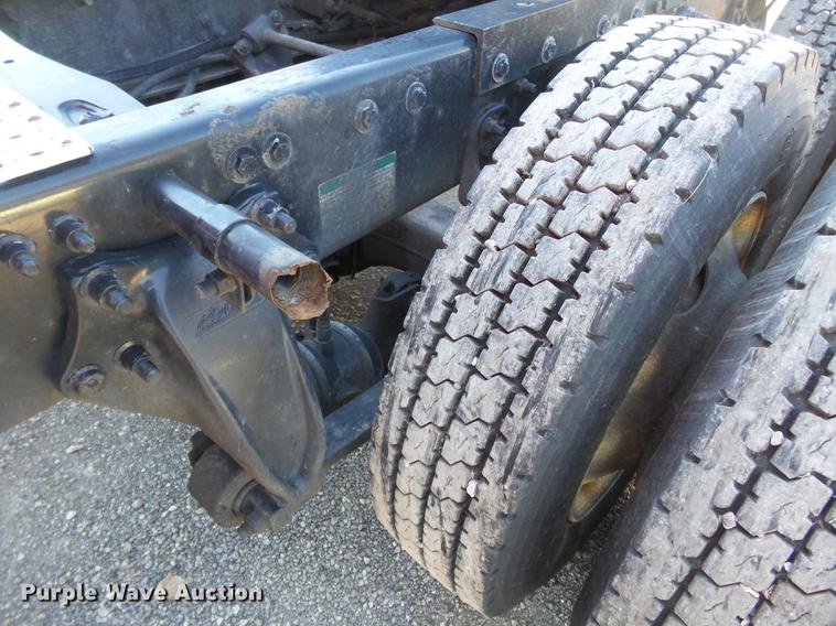 image for item DD2484 2006 Freightliner Columbia semi truck