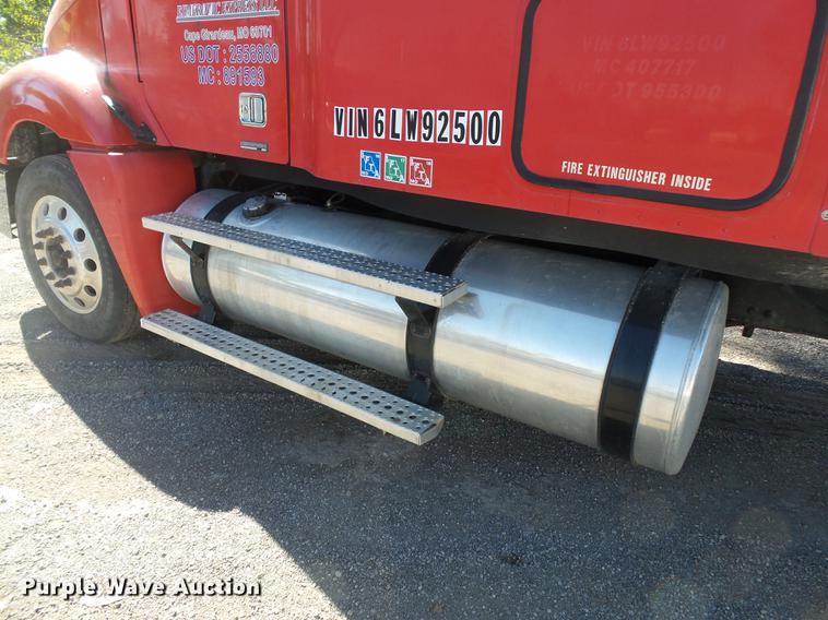 image for item DD2484 2006 Freightliner Columbia semi truck