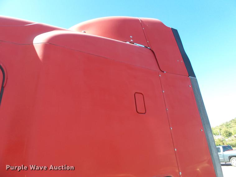 image for item DD2484 2006 Freightliner Columbia semi truck