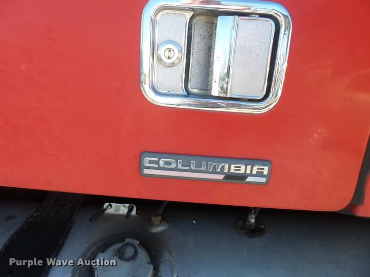 image for item DD2484 2006 Freightliner Columbia semi truck