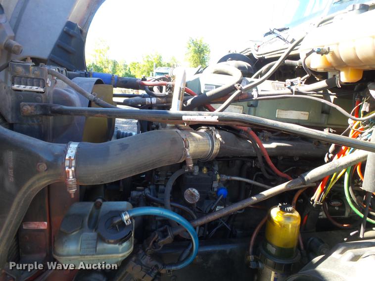 image for item DD2484 2006 Freightliner Columbia semi truck