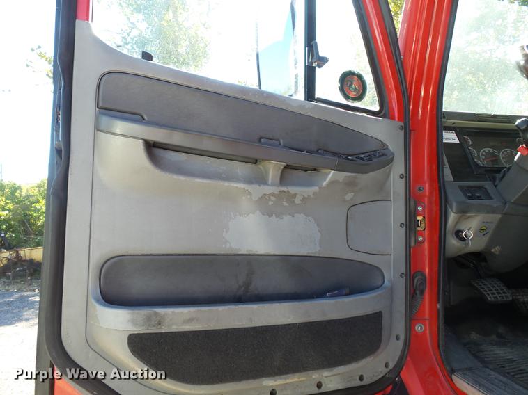 image for item DD2484 2006 Freightliner Columbia semi truck