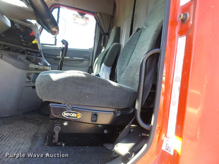 image for item DD2484 2006 Freightliner Columbia semi truck