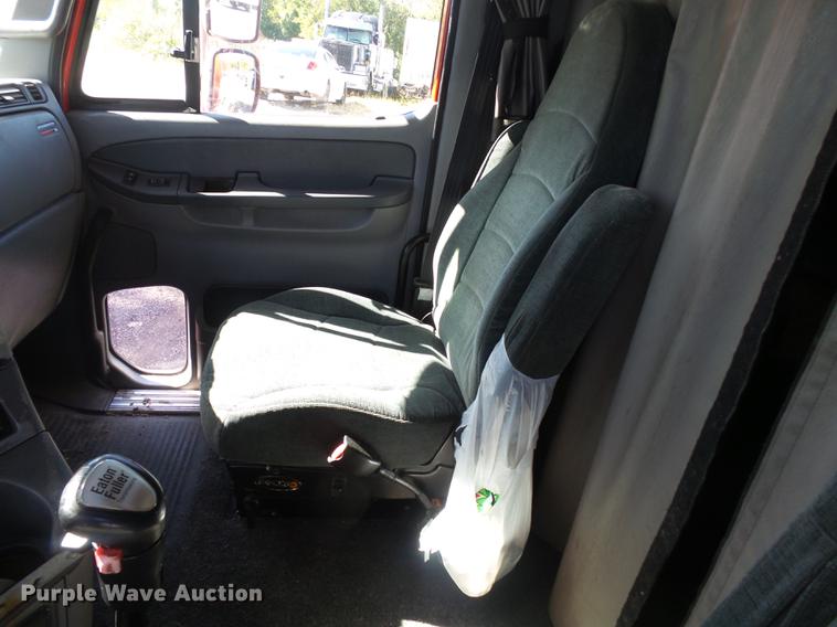 image for item DD2484 2006 Freightliner Columbia semi truck