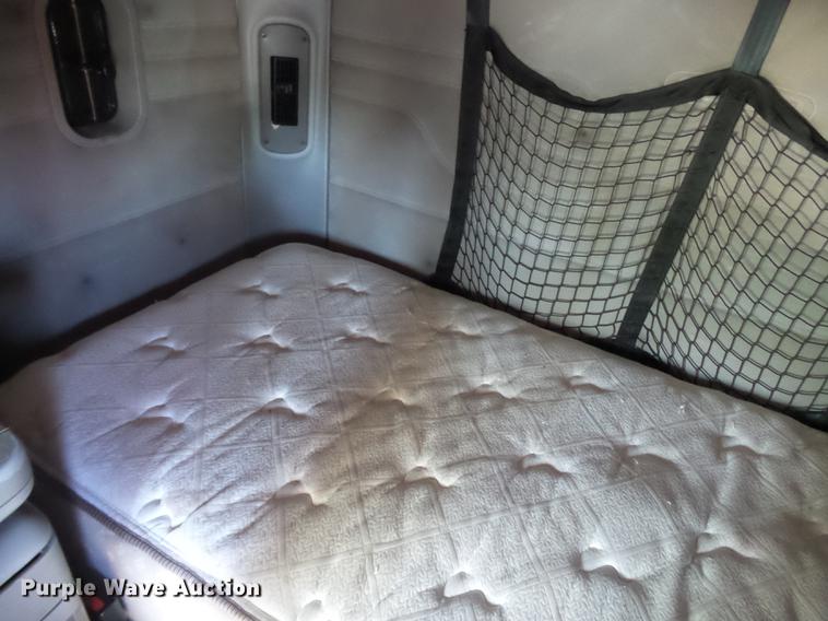 image for item DD2484 2006 Freightliner Columbia semi truck