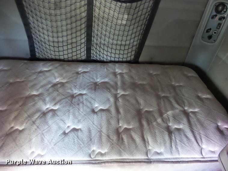 image for item DD2484 2006 Freightliner Columbia semi truck