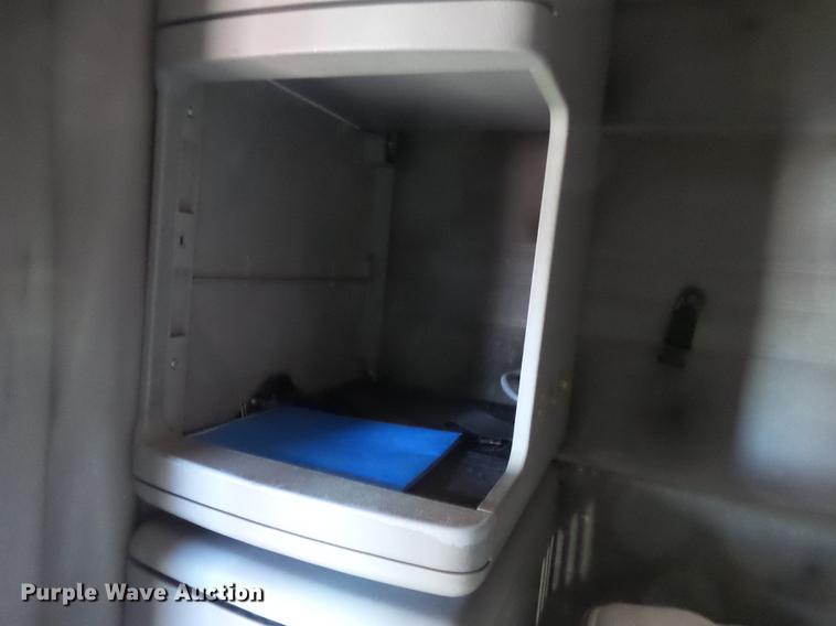 image for item DD2484 2006 Freightliner Columbia semi truck