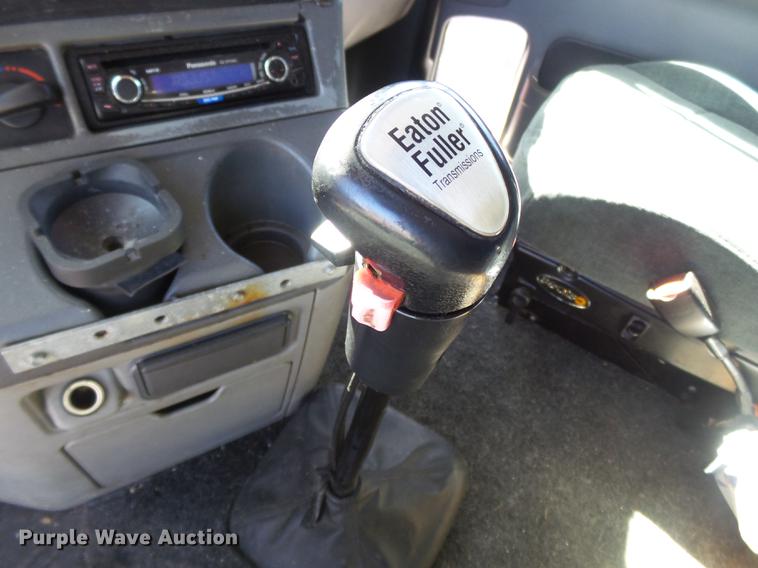 image for item DD2484 2006 Freightliner Columbia semi truck